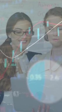 Dizüstü bilgisayarla çeşitli iş adamları üzerinde finansal veri işleme animasyonu. Küresel finans, iş, bağlantılar, hesaplama ve veri işleme kavramı dijital olarak oluşturulmuş video.