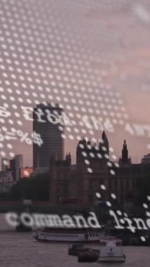 Londra şehrinde finansal veri işleme animasyonu. Küresel iş, finans, veri işleme ve dijital arayüz kavramı dijital olarak oluşturulmuş video.