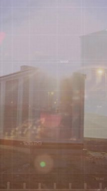 Kırsal kesimde mühendis ve rüzgar türbini üzerinde finansal veri işleme animasyonu. Küresel çevre, yeşil enerji ve sürdürülebilirlik kavramı dijital olarak oluşturulmuş video.