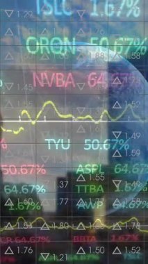 Finansal veri işlemenin animasyonu ve arka planda şehir manzarası olan dünya. Küresel finans, iş ve veri işleme kavramı dijital olarak oluşturulmuş video.
