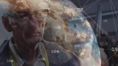 Makinist holografik küreyi izleyip atölyedeki metal parçalarını mikrometre ile ölçüyor. Sanayi, kesinlik, mühendislik, teknoloji, zanaat, imalat, yenilik