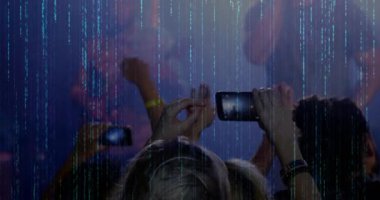 Seyirciler telefon kaldırıyor ve müzik kaydediyor. Dijital yağmurun altında sanatçı olarak öne eğiliyor. Konser, kalabalık, teknoloji, enerji, atmosfer, gece hayatı, hareket