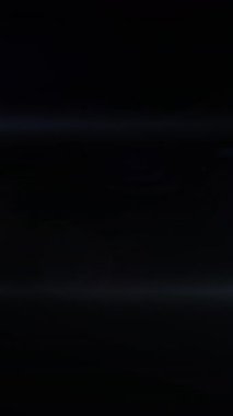 Siyah arkaplanda hareket eden ışıkların animasyonu. renk, model ve hareket konsepti dijital olarak oluşturulmuş video.