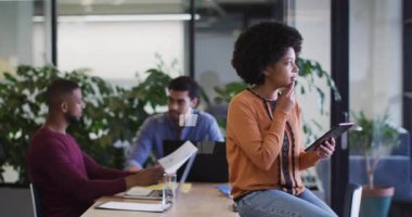 Kadın tıkırtıları, sosyal medya pazarlamasındaki iş arkadaşlarının etrafında yüzen başparmakları tetikliyor. İşbirliği, takım çalışması, dijital, yenilik, iletişim, yaratıcı, profesyonel