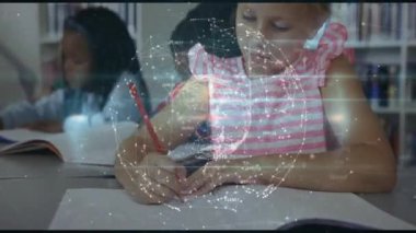 Sınıfta kırmızı kalemle yazan kız, dünya yüzün etrafında yoğunlaşıyor ve gülümsüyor. Öğrenci, eğitim, dijital, bağlantı, odaklanma, konsantrasyon, akademi