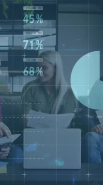 Muhtelif meslektaşların ofiste iş görüşmesi üzerine finansal veri işleme animasyonu. Küresel iş, finans, bilgisayar ve dijital arayüz kavramı dijital olarak oluşturulmuş video.