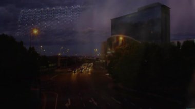 Yansıma azalıyor. Kamera, otoyola bakan ses testleri için kulaklıkları ayarlayan adama kayıyor. Teknoloji, üretkenlik, odaklanma, ambians, modern, kentsel, konsantrasyon