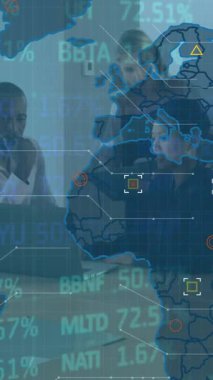 İş adamları erkek ofisi üzerinden finansal veri işleme animasyonu. Küresel iş ve dijital arayüz kavramı dijital olarak oluşturulmuş video.