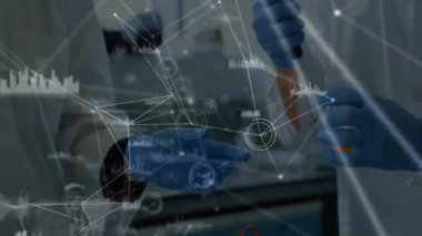 Ağ düğümleri beliriyor sonra eldivenli eller pipeti ayarlıyor ve reaktörü tüpe aktarıyor. Bilim, otomasyon, kesinlik, yenilik, teknoloji, işbirliği, laboratuvar