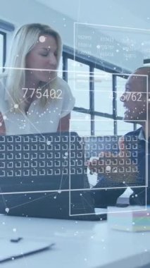 Ofisteki çeşitli iş adamları üzerinde finansal veri işleme animasyonu. Küresel finans, iş, bağlantılar, hesaplama ve veri işleme kavramı dijital olarak oluşturulmuş video.