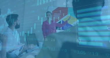 Sunucu jest çizelgesini takıma sunuyor, analist girişini davet ederken, iş arkadaşı da mali eğilimlere dikkat çekiyor. İşbirliği, analitik, takım çalışması, yenilik, veri görselleştirme, modern ofis, iletişim