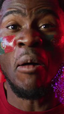 Şekiller üzerinde Portekiz bayrağı olan Afro-Amerikan erkek destekçinin animasyonu. Küresel spor ve dijital arayüz kavramı dijital olarak oluşturulmuş video.