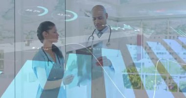 Hemşire hasta dosyasını klinikteki hekime doğru kaydırıyor. Verileri soluk çizelgelerle analiz ediyor. Tıbbi, işbirliği, yenilik, profesyonellik, dijital, tanı, analiz