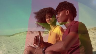 Birkaç bükme kapağı ses çıkarma şişeleri tokuşturma, içecek pazarlaması için sahilde yudumlama. Rahatlama, dostluk, rahatlık, kıyı, açık hava, hareketli, gündelik