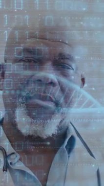 Hastanede çalışan Afrikalı Amerikalı erkek doktor üzerinde veri işleme ve DNA iplikçiklerinin canlandırılması. Küresel tıp, sağlık, bilgisayar ve dijital arayüz kavramı dijital olarak oluşturulmuş video.