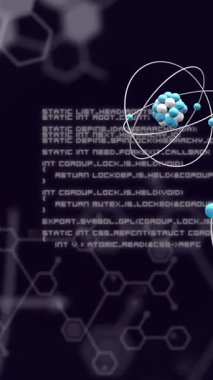 Bağlantı ağı üzerinden atomların ve bilimsel veri işlemenin animasyonu. Küresel bilim, bağlantılar, hesaplama ve veri işleme kavramı dijital olarak oluşturulmuş video.