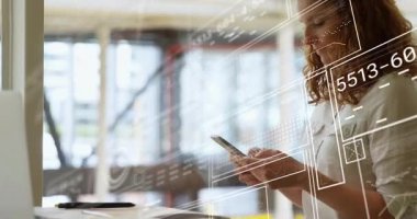 Kadın akıllı telefonu kaldırıyor, teknoloji merkezindeki verileri kontrol ediyor, jestlere tepki veren dijital örtüler kuruyor. Futuristik, teknoloji, arayüz, yenilik, veri, analitik, gösterge paneli