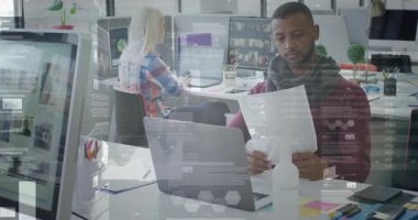 Adam kağıttan dizüstü bilgisayara geçiyor ve iş yerindeki iş arkadaşlarıyla inceleme için belgeleri paylaşıyor. İşbirliği, takım çalışması, ofis, üretkenlik, modern, çalışma alanı, profesyonel