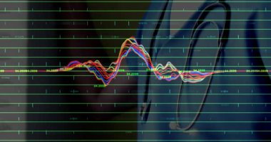 Doktor steteskop göğüs parçasını kaldırıyor ve kalp kontrolü için yükselen dijital dalga formunu analiz ediyor. Medtech, sağlık hizmetleri, tanı, yenilik, kesinlik, analiz, teknoloji
