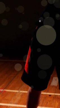 Kafkas basketbolcunun esneme hareketleri ve siyah arka planda ışık lekeleri. Spor, rekabet ve hareket kavramı dijital olarak oluşturulmuş imaj.