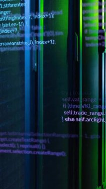 Veri sunucu odasında çok renkli bilgisayar programlama dilinin animasyonu. Dijital bileşik, çoklu pozlama, kodlama, programlama dili, veri merkezi, ağ, teknoloji, ağ konsepti.