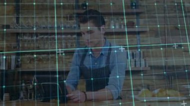 Barista tablet ekranını tıklatıyor ve kafenin düzenini konukseverlikle incelerken animasyon ızgarasını gösteriyor. Dijital, modern, etkileşimli, hizmet, konukseverlik, teknoloji, çalışma alanı