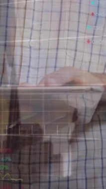 Tablet kullanan beyaz iş adamının veri işleme animasyonu. küresel iş ve dijital arayüz kavramı dijital olarak oluşturulmuş video.