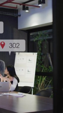 Dizüstü bilgisayardaki raporları tartışan ve analiz eden çeşitli iş arkadaşlarının bildiri çubuklarının animasyonu. Dijital bileşik, çoklu pozlama, sosyal medya hatırlatıcısı, planlama, takım çalışması, teknoloji konsepti.