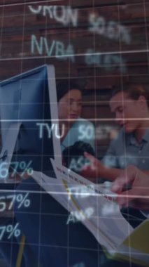 Bilgisayar kullanan iş adamlarının finansal veri işleme animasyonları. Küresel iş ve veri işleme kavramı dijital olarak oluşturulmuş video.