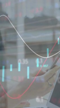 Ofiste cep telefonu kullanan beyaz bir kadının birden fazla grafik ve alım satım tahtasının animasyonu. Dijital bileşik, çoklu pozlama, iş, rapor, borsa ve teknoloji kavramı.