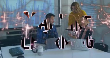 İş arkadaşları bilgisayarla bağlantı kurma tableti açıyor. Ağ grafikleri makine öğrenme kavramını gösteriyor. İşbirliği, yenilik, teknoloji, veri, dijital, profesyonel, modern