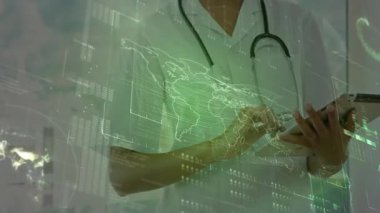 Kadın doktor klinikte tablet tıklatıyor, holografik dünya haritası çıkarıyor ve hasta verilerini inceliyor. Tıbbi, dijital, fütüristik, sağlık, teknoloji, profesyonellik, yenilik