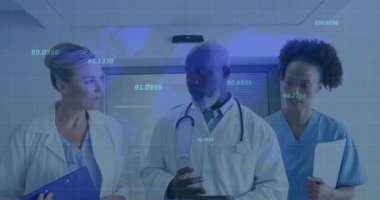 Olgun doktor tableti gösterip tıkırdatıyor. Ekip hasta verilerini şebeke üzerinde gözden geçiriyor. İşbirliği, sağlık, takım çalışması, profesyonel, tıbbi, teknoloji, teşhis