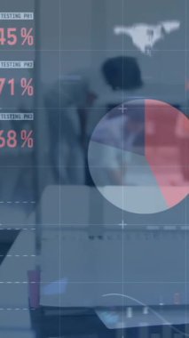 Çeşitli iş adamları üzerinde finansal veri işleme animasyonu. küresel bağlantılar, veri işleme ve dijital arayüz konsepti dijital olarak oluşturulmuş video.