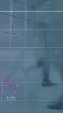 Yürüyen insanlar üzerinde finansal veri işleme animasyonu. küresel bağlantılar, veri işleme ve dijital arayüz konsepti dijital olarak oluşturulmuş video.