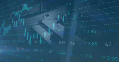 Canlandırılmış şamdan ve bar çizelgeleri gerçek zamanlı piyasa analizi için masa üzerinde kayboluyor. Finans, veri, yatırım, analitik, teknoloji, iş, dijital