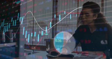 Kadın fareye uzanıp bilgisayarı kaydırırken grafikler hisse senedi eğilimlerini analiz ediyor. Finansal, analiz, teknoloji, yenilik, üretkenlik, çalışma alanı, modern