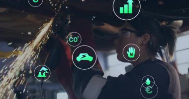 Otomobil teknisyeni arabanın altından öğütücüye uzanıp kıvılcımlar ve titreşimli ekolojik istatistik simgeleri gönderiyor. Tamirci, atölye, güvenlik, sanayi, sürdürülebilirlik, yenilik, araçlar