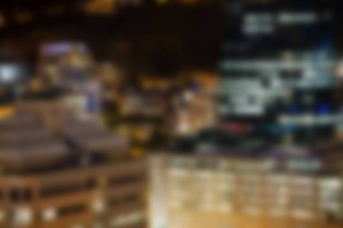 Aydınlanmış şehrin gece odaksız görüntüsü