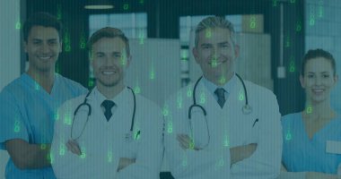 Hastane koridorunda steteskoplar, önlükler ve önlüklerle gülümseyen tıbbi ekip. Sağlık, takım çalışması, profesyonellik, klinik, yenilik, modern, tıbbi personel