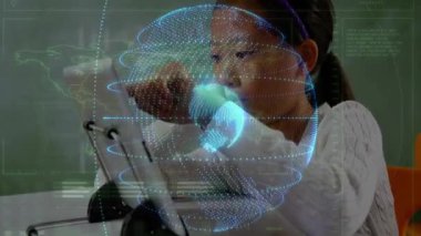 Sınıfta tablet ekranını tıklatan bir kız ortaya çıkan verileri incelerken holografik küre üretiyor. Teknoloji, eğitim, yenilik, dijital, gençlik, bilim, öğrenim