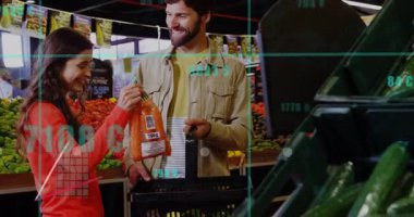 750 gramlık havuç toplayan kadın fiyatları karşılaştırmak için ürün reyonunu kaplayan grafikler çiziyor. Süpermarket, alışveriş, üretim, veri görselleştirme, analitik, tüketici, pazar