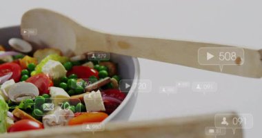 Sosyal medya simgeleri salata kasesinin üzerinde yüzerken nişan büyümesini gösteren sayılar artıyor. Taze gıda, sağlık, dijital, sosyal medya, katılım, modern, canlı