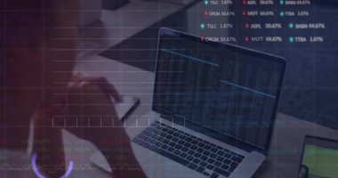 Kadın analist öne eğiliyor, pist taraması yapıyor, finans kavrayışları için animasyon çizelgeleri izliyor. Araştırma, veri analizi, teknoloji, içgörü, profesyonel, yenilik, üretkenlik