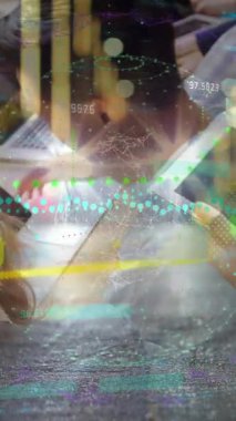 Bilgisayar kullanarak yorgun bir adamın finansal veri işleme animasyonu. Küresel iş dijital arayüzü teknolojisi ve dijital olarak oluşturulan ağ konsepti.