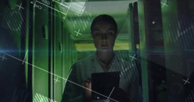 IT mühendisi veri merkezi koridorunda yürüyor, canlandırılmış etiketleri etkinleştiriyor, tabletteki grafiği izliyor. Teknoloji, yenilik, dijital, veri, siber güvenlik, girişim, fütürist