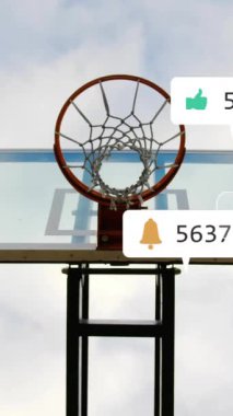 Çeşitli basketbol oyuncuları üzerinde dijital veri işleme animasyonu. Küresel spor, sosyal medya, bağlantılar, hesaplama ve veri işleme kavramı dijital olarak oluşturulmuş video.