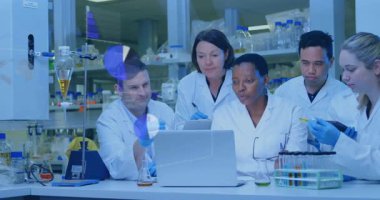 Bilim adamları laboratuvar verilerini hologramlar ortaya çıktığında inceliyor, test tüpünü kaldırıyor ve petri kabını tutuyorlar. Araştırma, yenilik, işbirliği, teknoloji, görselleştirme, soruşturma, keşif