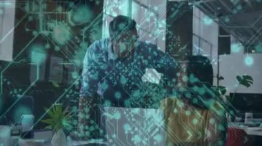 Bilgisayarda yazı yazan bir kadın, bilgisayar ofisindeki veri girişine rehberlik ederken, deniz mavisi devrelerini etkinleştiriyor. İşbirliği, teknoloji, yenilik, iletişim, üretkenlik, takım çalışması, modern