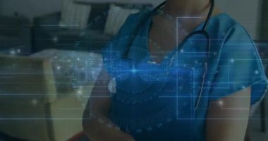 Tıbbi uzman, arayüzün üzerine kollarını indiriyor ve tele-sağlığa rehberlik eden verileri ortaya çıkarıyor. Sağlık, teletıp, dijital arayüz, tıbbi teknoloji, tele sağlık, sağlık, modern